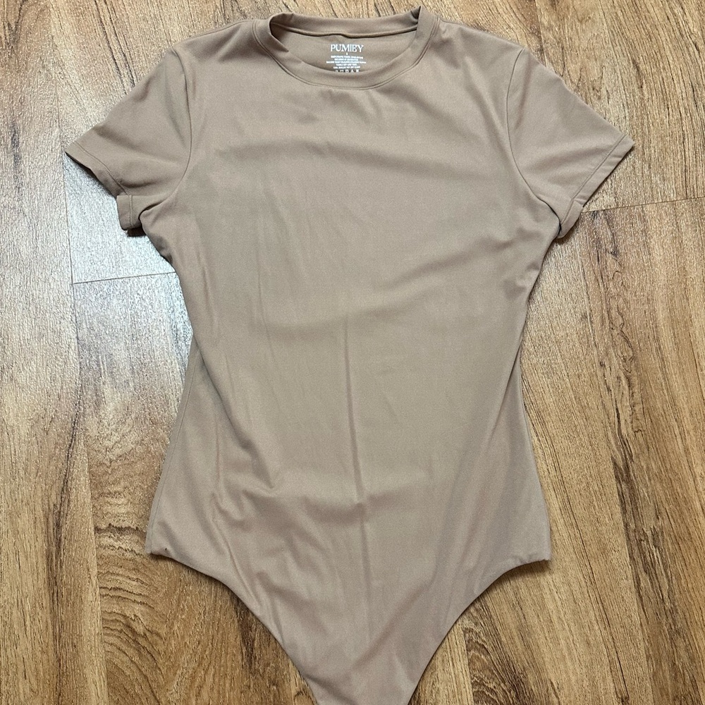 Never worn tan short sleeve body suit! Perfect for fall styling! 🍁🍂